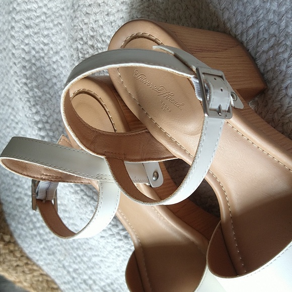 Universal Thread April White Faux Wood Block Heel Sandals - Picture 5 of 16